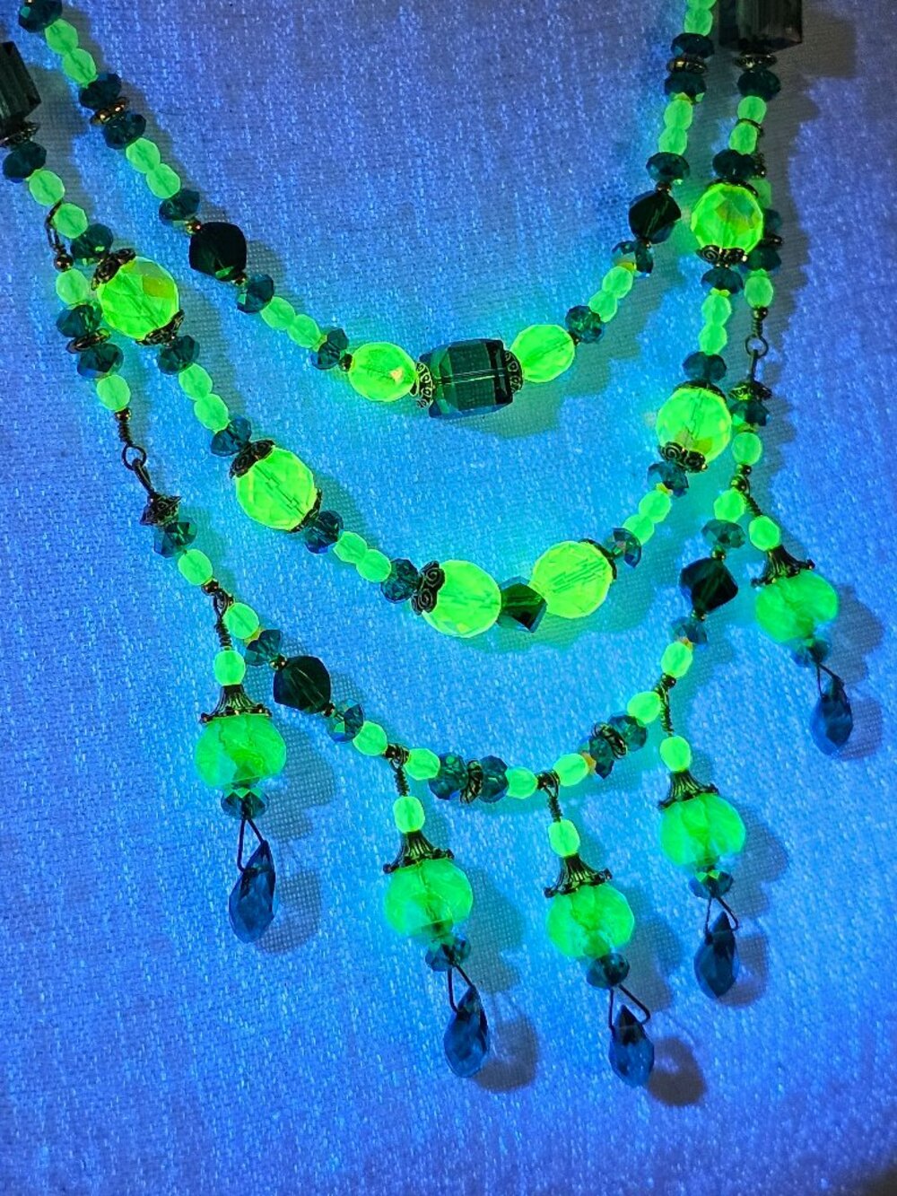 JB Originals – Urania -  Uranium Glass Necklace & Earring Set - Picture 16 of 17